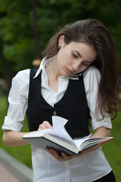 Femme occupée serrant carnet de notes — Photo
