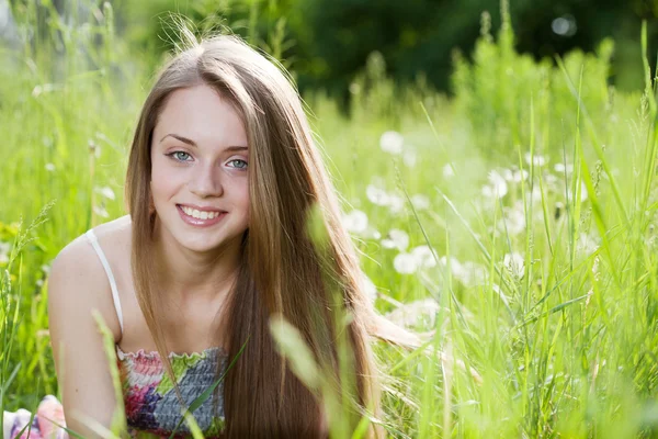 Genç kız mutlu portre kadar yakın — Stok fotoğraf