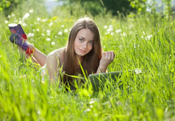 Κορίτσι με φορητό υπολογιστή Royalty Free Εικόνες Αρχείου