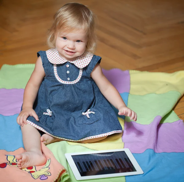 Girl sitting in the floor with tablet computer — Stock Photo, Image