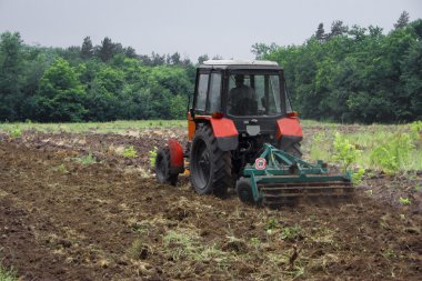 Tractor. Field. clipart