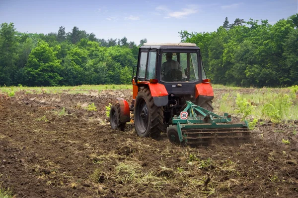 Ukraine.Tractor. Field.Tillage.Processing land.Agricultural machinery. — Stock Photo, Image