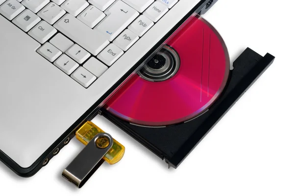 Laptop com bandeja de DVD aberta e unidade flash USB — Fotografia de Stock