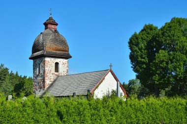 güneşli bir günde İskandinavya eski kırsal Kilisesi