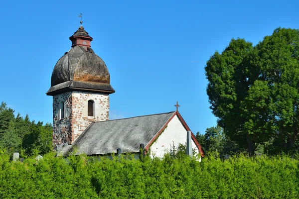 Güneşli bir günde İskandinavya eski kırsal Kilisesi — Stok fotoğraf