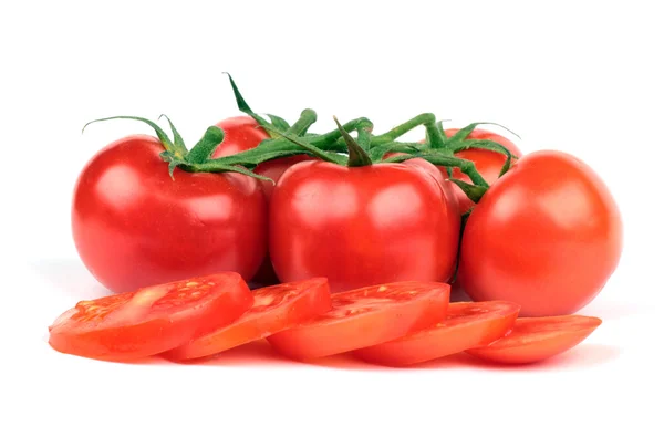 Tomates frescos e fatias de tomate — Fotografia de Stock