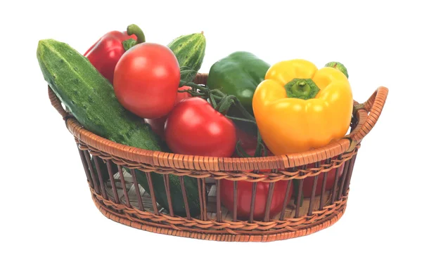 Färska grönsaker i korg — Stockfoto