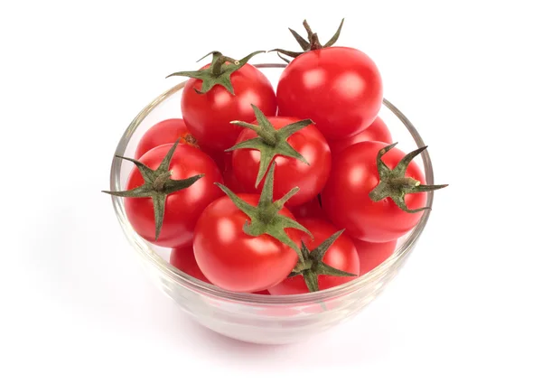 Tomates cerises dans une assiette en verre — Photo