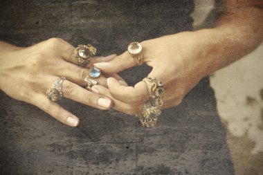 Grunge ringen op mooie handen.