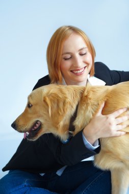 mutlu kadın ve golden retriever