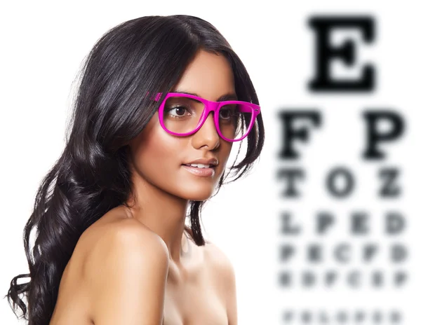 Rosa glasögon på vackra garvat kvinna. — Stockfoto