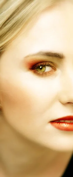 緑色の目で若いブロンドの女性の顔 — ストック写真