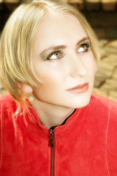 Młoda blond kobieta w czerwonej kurtce — Zdjęcie stockowe