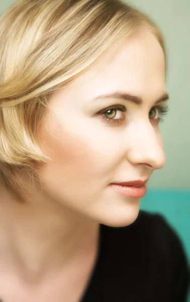 Vrouw met kort haar en groene ogen — Stockfoto