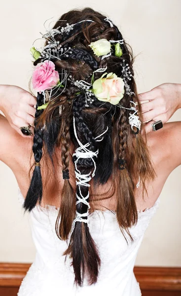Bruid met vlechten en rozen — Stockfoto