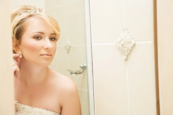 Krásná blonďatá nevěsta odraz v zrcadle — Stock fotografie