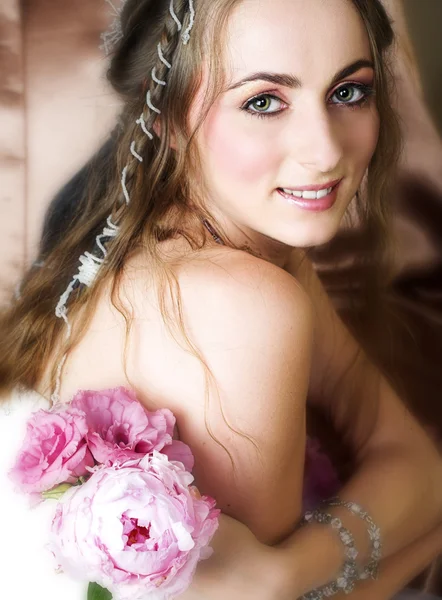 Bella felice giovane sposa — Foto Stock
