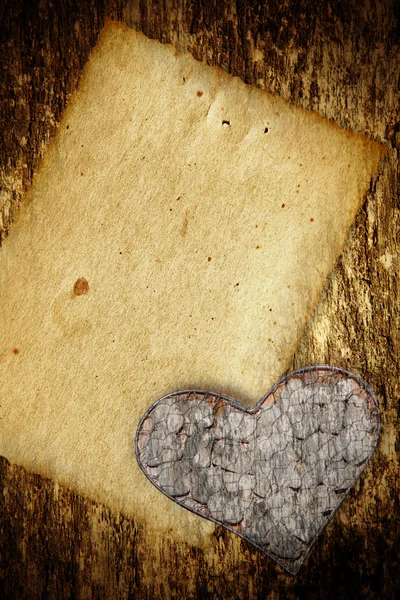 Grunge starý list papíru a drátěné srdce — Stock fotografie