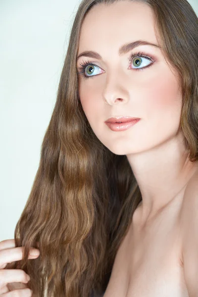 Flicka med långt hår och gröna ögon. — Stockfoto