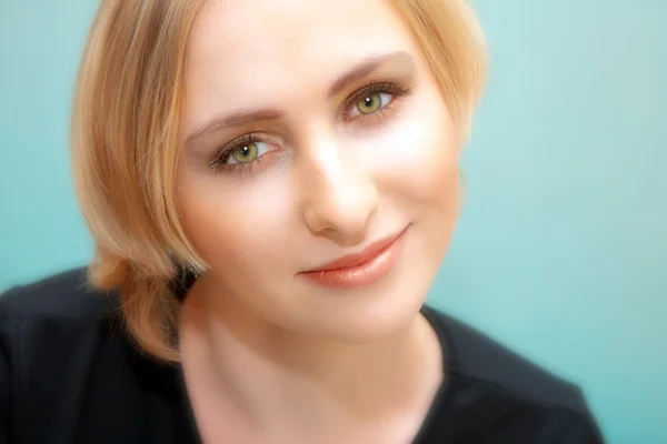 Twarz młodej blond kobieta z zielonymi oczami — Zdjęcie stockowe