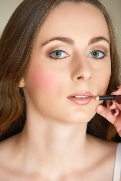 Make-up läppenna på ung kvinna. — Stockfoto