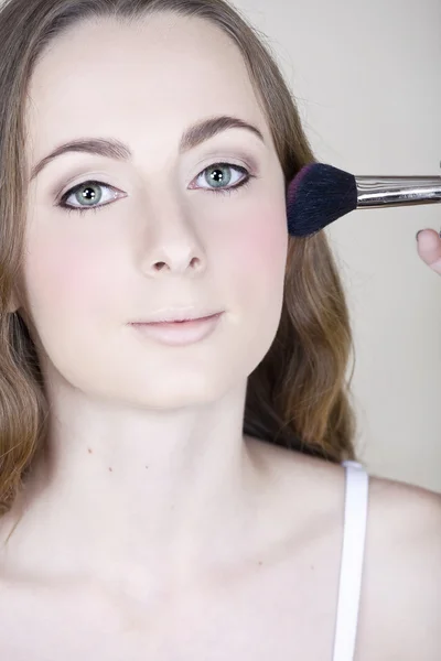 Make-up blos op jonge vrouw. — Stockfoto