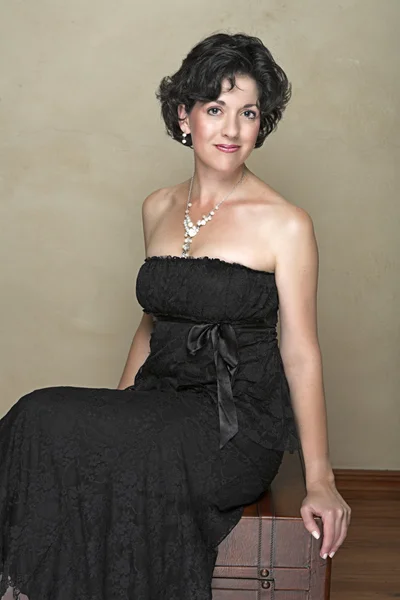 Mulher adulta feliz bonita com cabelo encaracolado preto  . — Fotografia de Stock