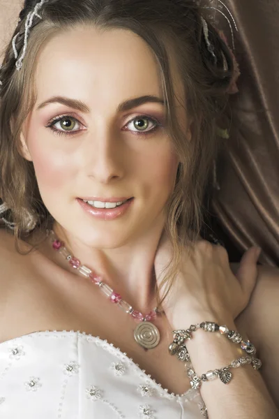 Braut mit braunen langen Haaren lächelt — Stockfoto
