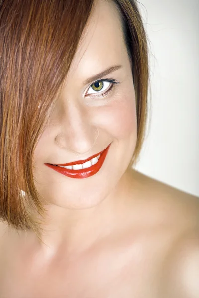 Vacker ung kvinna med naturlig make-up. — Stockfoto