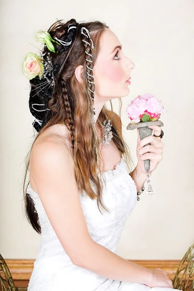 Красива молода наречена у весільній сукні . — стокове фото