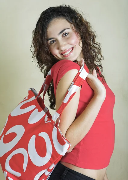Piękna młoda kobieta z torba czerwona. — Zdjęcie stockowe
