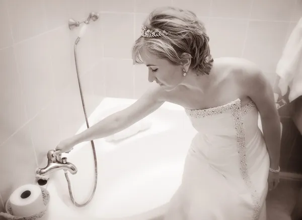 Braut bereitet ein Bad vor — Stockfoto