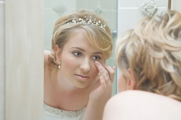 Bride looking in a mirror — Stock Photo, Image