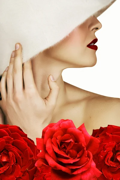 Mulher com rosas vermelhas e lábios — Fotografia de Stock