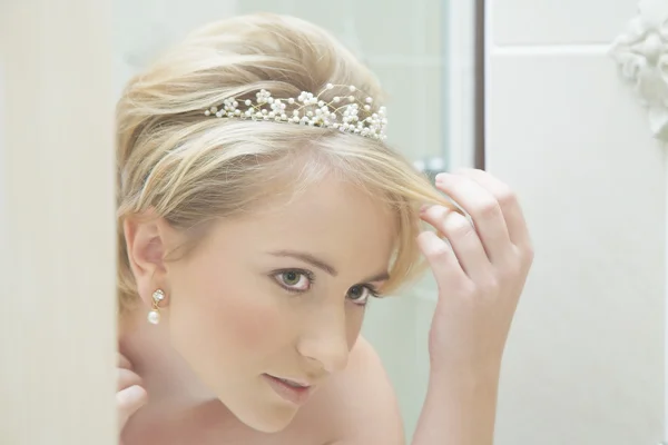 Bruid op zoek in een spiegel — Stockfoto