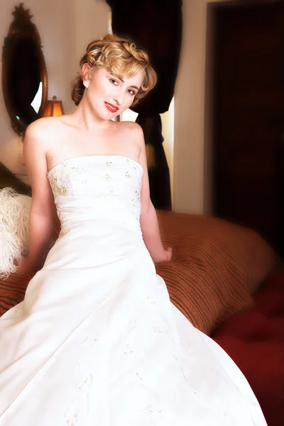 Blonďatá nevěsta s červenými rty — Stock fotografie