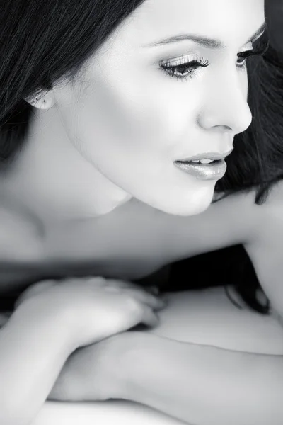 Вінтажна жінка.красива жінка в чорно-білому — стокове фото