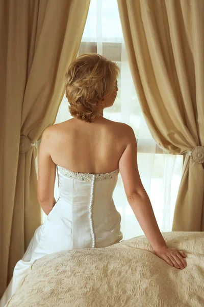 Красивая блондинка невеста в атласном жемчужном платье . — стоковое фото