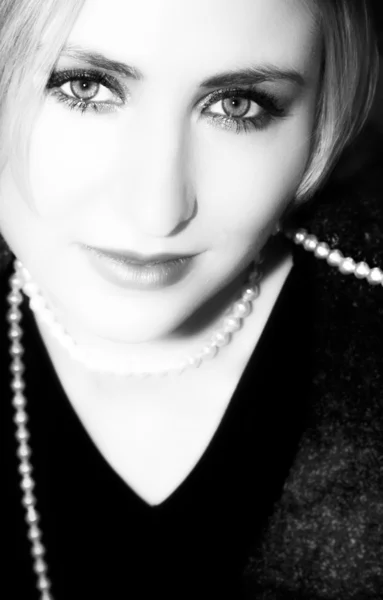 Ung blond kvinna i grå ulljacka och pärlor — Stockfoto