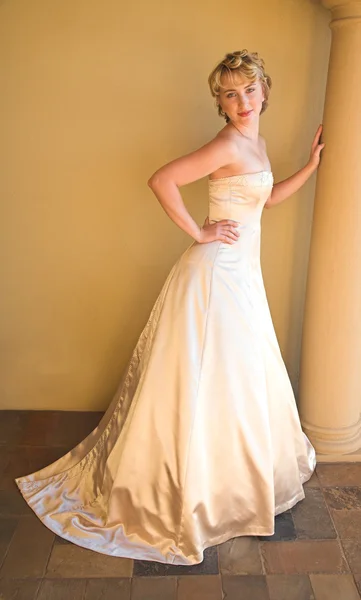 Krásná blonďatá nevěsta v béžové šaty — Stock fotografie