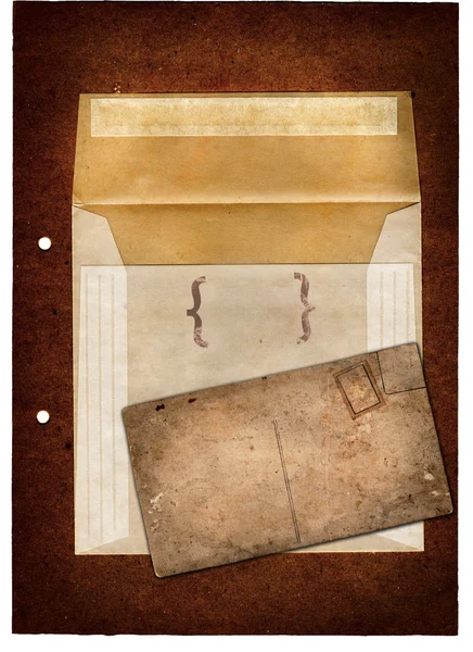 Envelope Grunge e um cartão postal — Fotografia de Stock