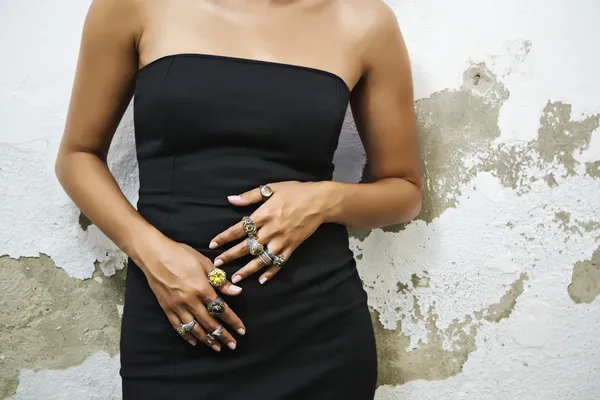 Δαχτυλίδια σε γυναίκα στο μαύρο φόρεμα — Φωτογραφία Αρχείου