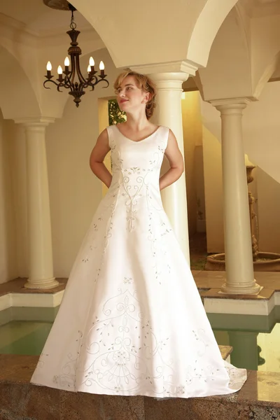 Krásná blonďatá nevěsta u jezírka — Stock fotografie