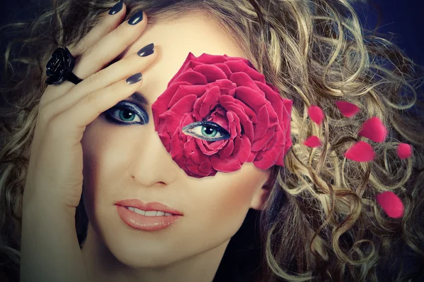 Mulher com máscara de rosa — Fotografia de Stock
