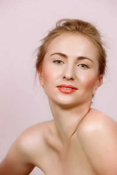 Blond kvinna med naturlig make-up på pink. — Stockfoto
