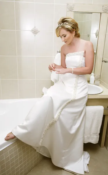 Braut im Badezimmer — Stockfoto