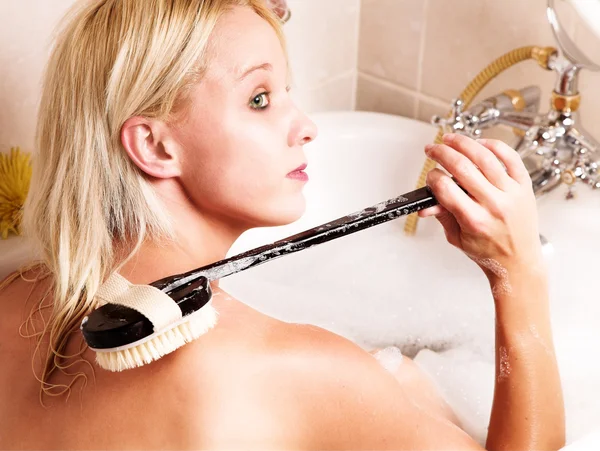 Mujer joven lavándose la espalda —  Fotos de Stock