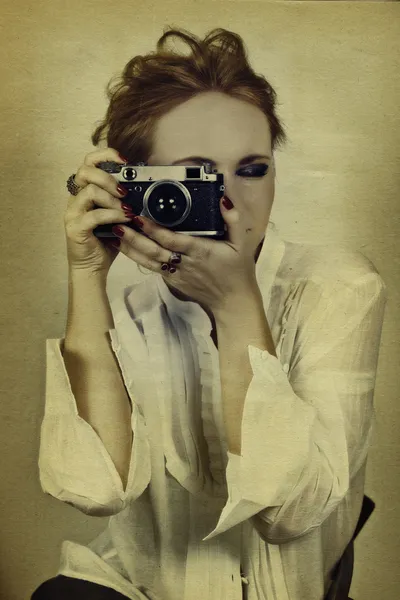 Beyaz gömlekli genç kadın — Stok fotoğraf