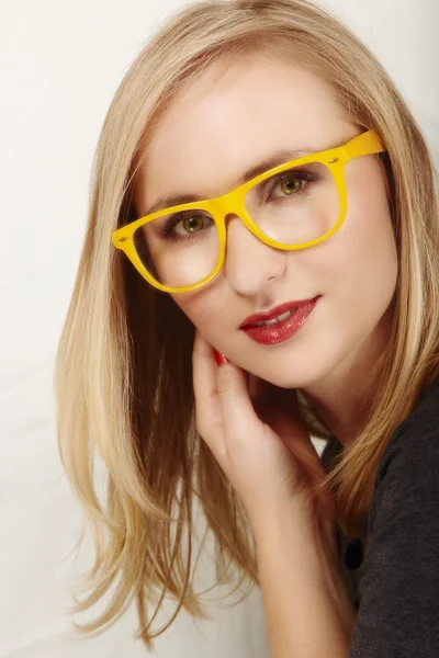 Donna con occhiali gialli . — Foto Stock
