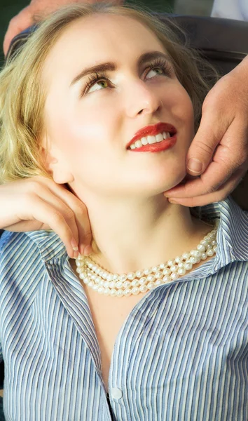 Junge Frau blickt mit liebevoller Miene zu ihrem männlichen Partner auf. — Stockfoto